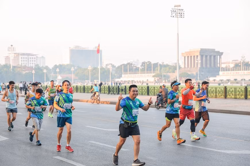 Para mayor incentivo en 2022, los organizadores otorgarán un premio especial en efectivo y un trofeo al atleta que rompa el récord nacional, con la expectativa de que pronto se establezca un nuevo hito, para presentar entre los logros del maratón de Vietnam a amigos regionales y mundiales. VPBank Hanoi Marathon 2022 está listo para que cada paso de los corredores en la pista les traiga experiencias únicas sobre Hanoi, una capital dinámica que se desarrolla día a día pero que aún conserva una belleza encantadora. Respaldado exclusivamente por el Comité Popular municipal, se trata de un evento de maratón oficial de la ciudad fundada en 1010. Su patrocinador principal es el Banco de Prosperidad de Vietnam (VPBank), un prestamista líder en Vietnam. (Foto: Vietnam+)