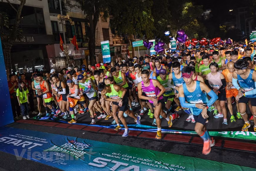 Motivados por los retos y la belleza de la ciudad, los atletas también intentarán conquistar la distancia que recorre los amplios bulevares y las nuevas obras icónicas de la capital. En particular, la ruta de 42 kilómetros atravesará los cinco lagos más especiales de Hanoi: Hoan Kiem, Bay Mau, Ba Mau, Tay (Oeste) y Truc Bach, y llevará a los corredores a través de lugares famosos a nivel nacional, como el Mausoleo de Ho Chi Minh, la Plaza Ba Dinh y la Ciudadela Imperial Thang Long. La carrera a pie de 2022 ha tenido muchos cambios estratégicos, lo cual la convierte en una vía de conexión que honra los valores históricos y culturales más típicos y simbólicos de esta ciudad milenaria. (Foto: Vietnam+)
