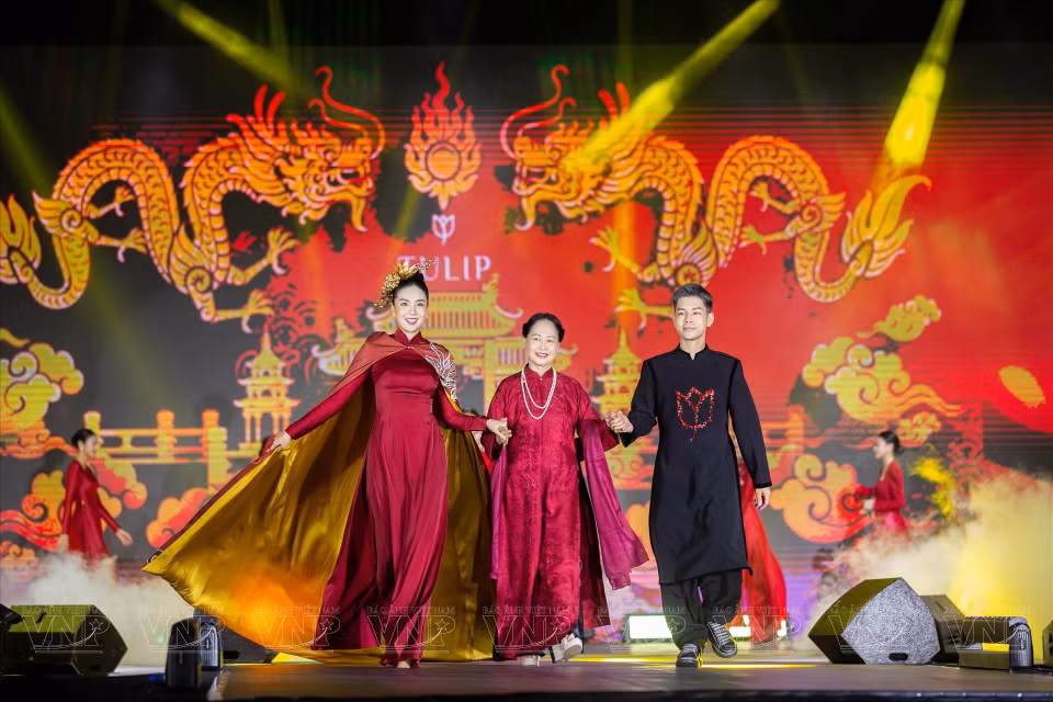 La artista popular Thu Quynh (centro) y la presentadora Mai Ngoc (izquierda) vistiendo “Ao Dai” diseñado por Dung Nguyen en el lanzamiento de la colección “Chon kinh ky” (La capital imperial). (Foto: VNA)