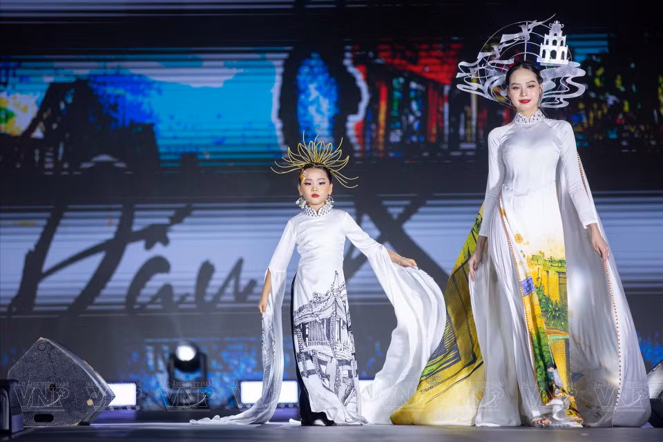El diseñador Thach Linh incorpora los carteles de las calles de Hanoi en los diseños de la colección "Marcas antiguas". (Foto: VNA)