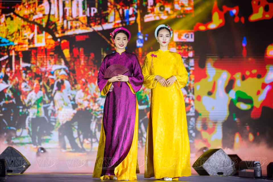 Los diseños de Dung Nguyen presentan el uso de seda, un tejido lujoso que añade encanto y elegancia a los modelos. (Foto: VNA)