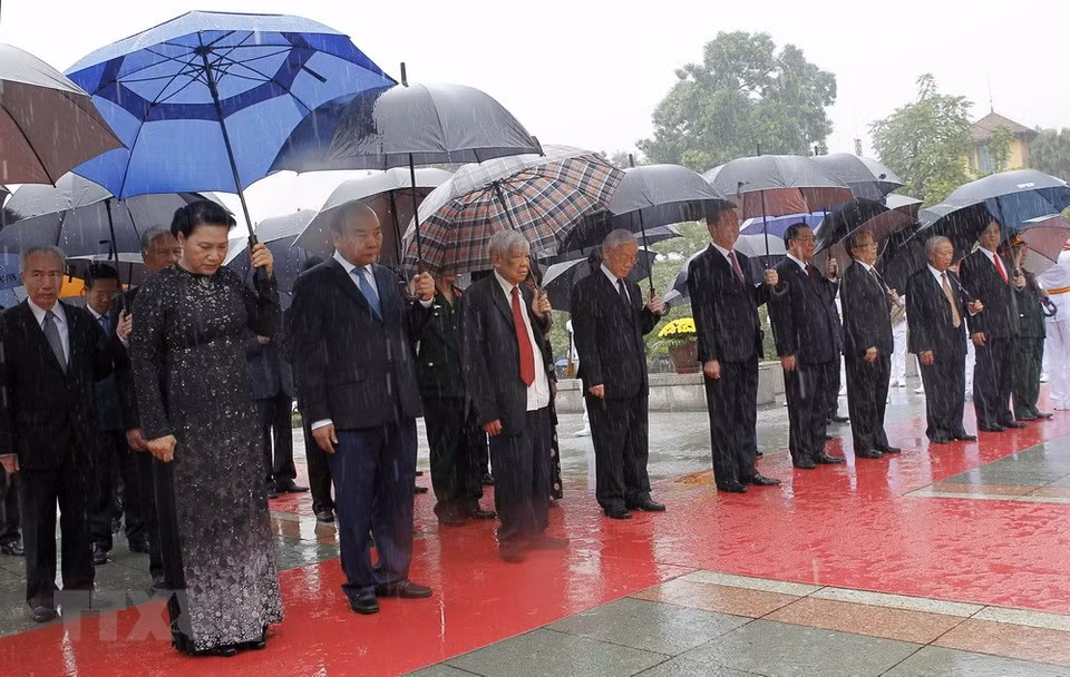 Los dirigentes colocaron ofrendas florales en este monumento (Fuente: VNA)