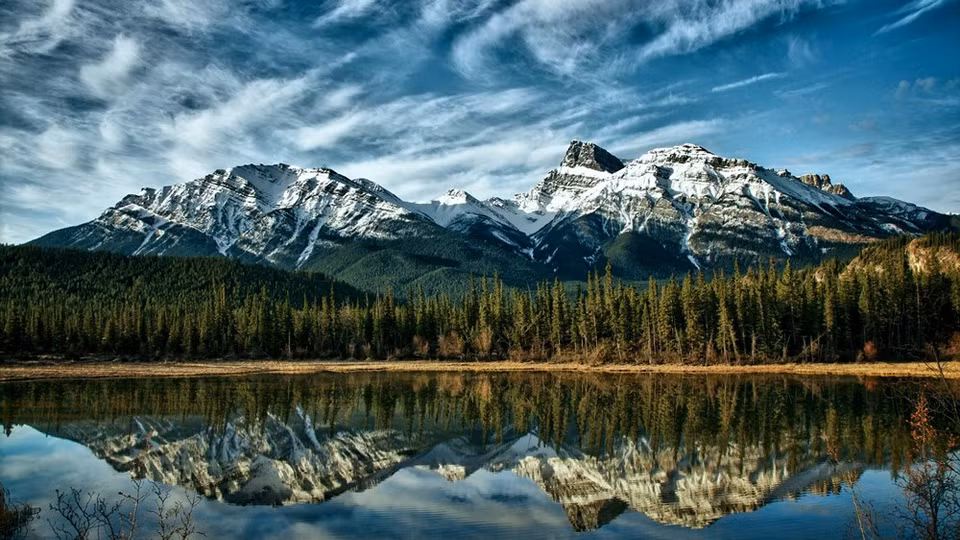 No.5: Canadá es famoso por incontables paisajes hermosos, la gente hospitalaria, la cultura multicolor, y la gastronomía atractiva.