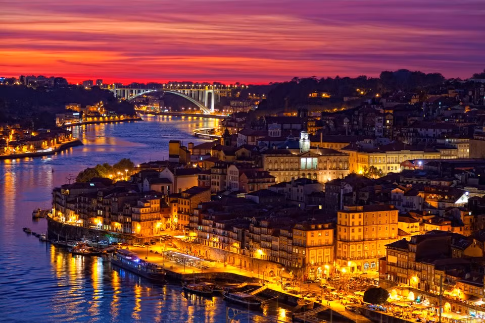 No.4: Portugal, con plazas, ciudades costeras, castillos medievales y playas de arena dorada, así como conocidos vinos y platos, es un sueño de todos los turistas.