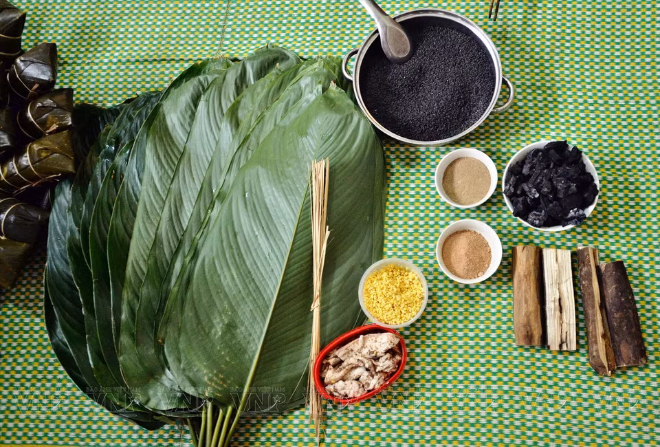 Los ingredientes principales incluyen arroz pegajoso de las tierras altas, cardamomo, cerdo negro, frijos verdes y, especialmente, el color negro del pastel se crea a partir de carbón del árbol “nuc nac” (cuyo nombre científico es Oroxylum indicum). (Fuente: VNA)