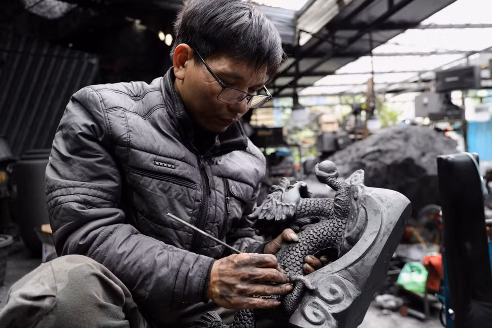 La mayoría de los productos artesanales elaborados con carbón están hechos a mano. (Fuente:VNA)