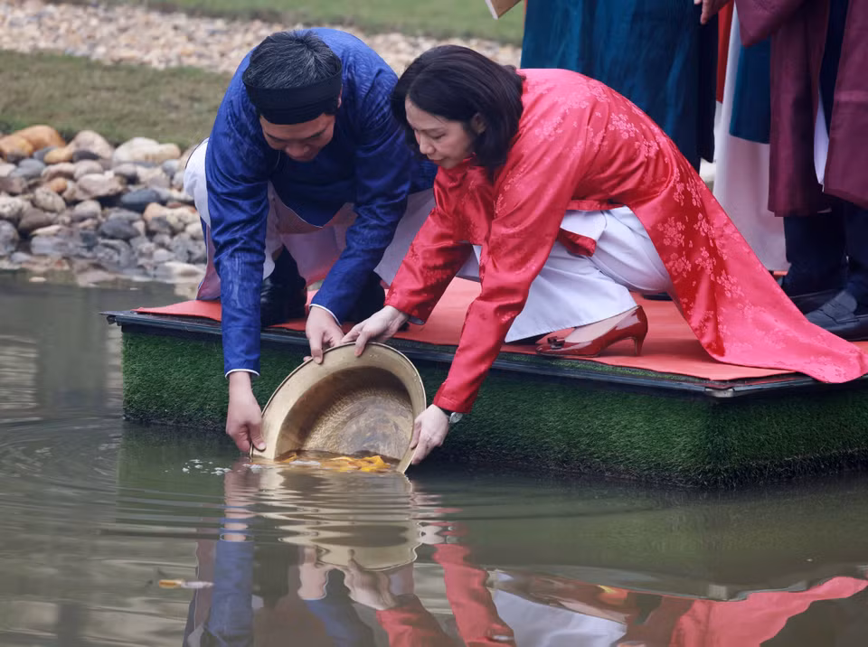 Liberar carpas para rendir homenaje a Ong Cong, Ong Tao constituye un ritual tradicional del pueblo vietnamita. (Fuente: VNA)