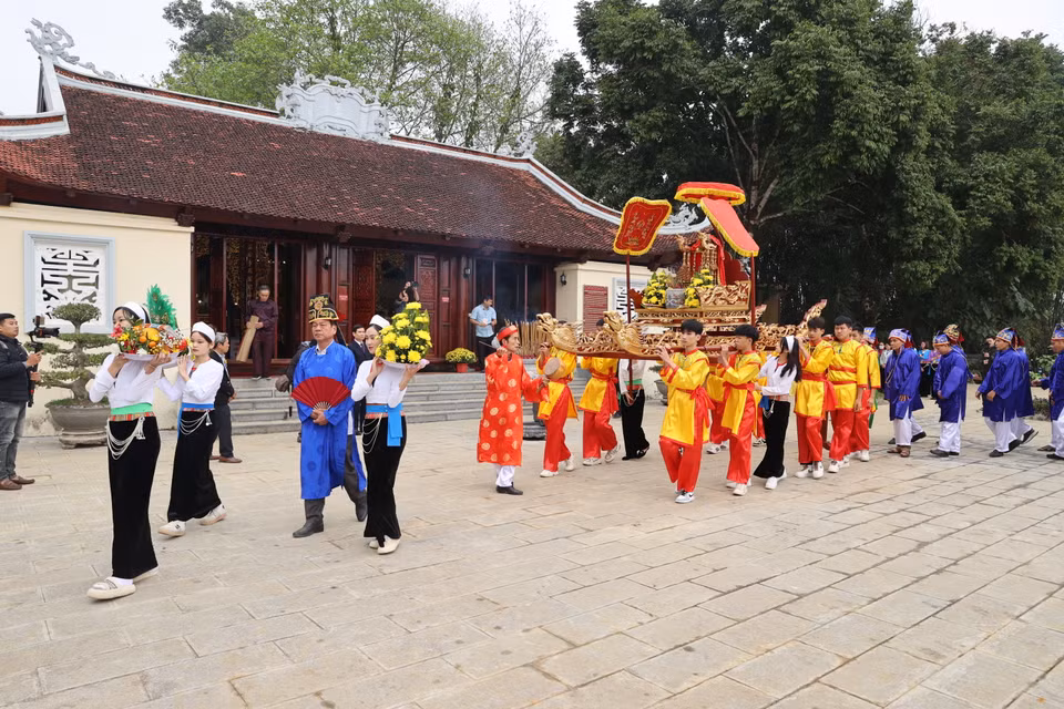 El festival constituye una oportunidad para que el pueblo Muong ore por un nuevo año con buen clima y cosechas abundantes, y exprese gratitud a sus antepasados por enseñar a la gente a cultivar arroz. (Foto: VNA)