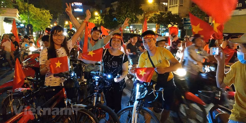 La gente se dirige a la calle en Hanoi el 27 de agosto para celebrar victoria histórica en ASIAD 2018 (Fuente: VNA) 