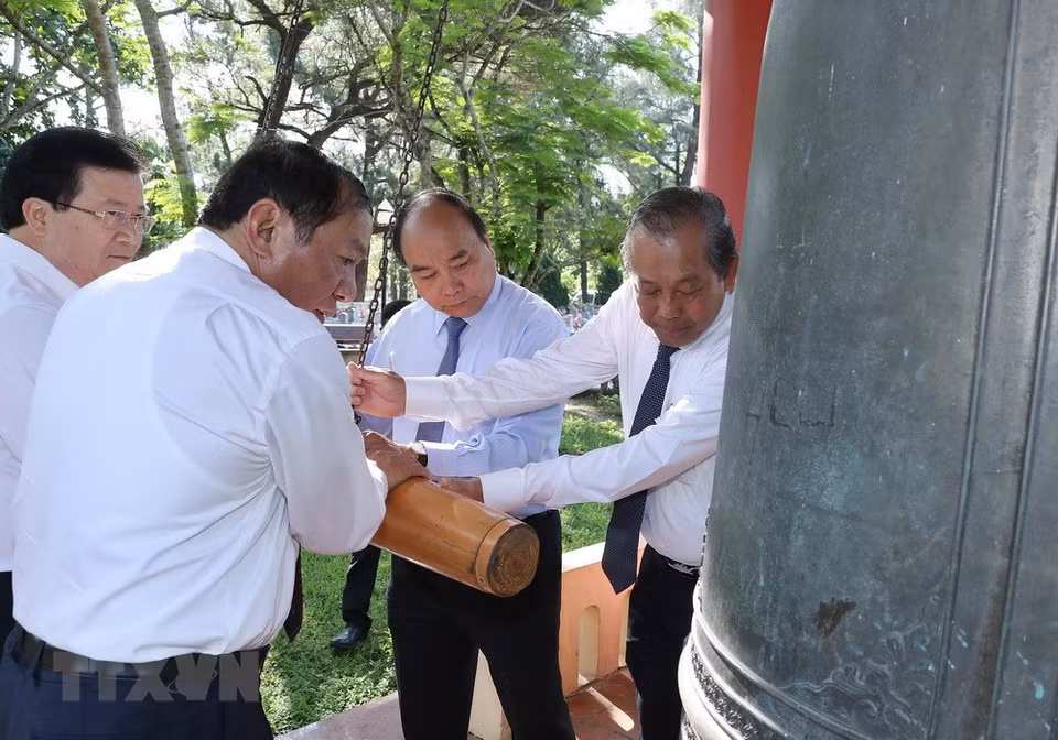 El primer ministro de Vietnam, Nguyen Xuan Phuc, rinde homenaje póstumo a los mártires nacionales (Fuente: VNA)