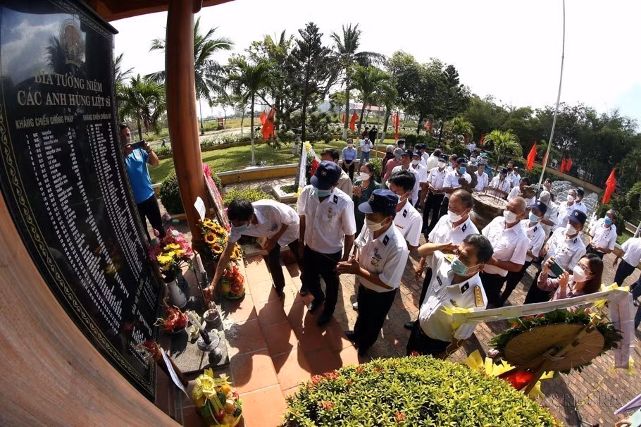 Camaradas y familiares de mártires colocan incienso para conmemorar a los funcionarios y soldados que sacrificaron sus vidas en Gac Ma, el 14 de marzo de 1988, en una ceremonia efectuada en la casa comunal de la aldea de Nai Nam, barrio de Hoa Cuong Bac, distrito de Hai Chau, Da Nang (13 de marzo de 2022). (Foto: VNA)