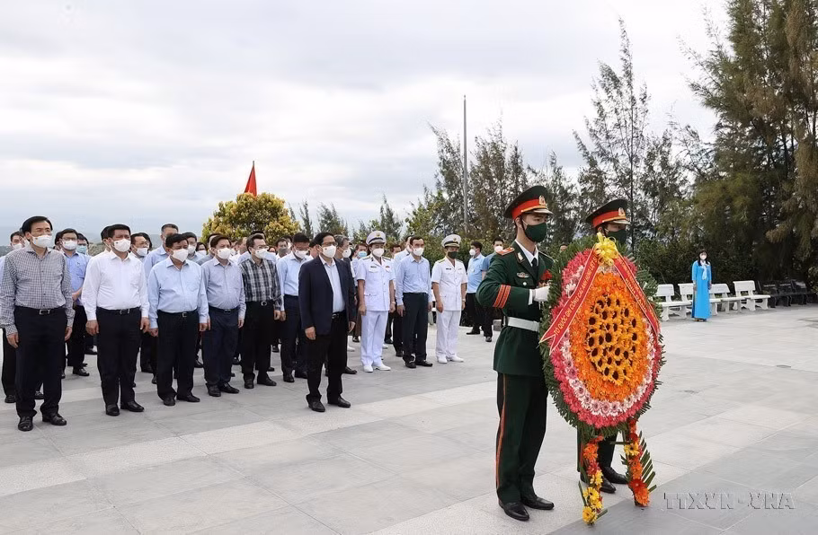 El 12 de marzo de 2022, el primer ministro de Vietnam, Pham Minh Chinh, y su delegación ofrecieron incienso en el lugar conmemorativo de los soldados de Gac Ma (comuna de Cam Hai Dong, distrito de Cam Lam, provincia de Khanh Hoa). (Foto: VNA)