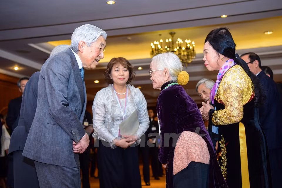 El Emperador y la Emperatriz visitaron familiares de exsoldados japoneses que participaron en la guerra en Vietnam (Fuente: VNA)