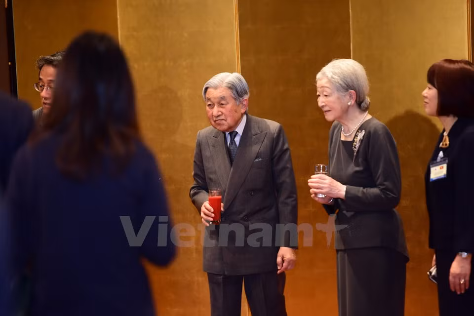 El Emperador y la Emperatriz se reunieron con japoneses que viven y trabajan en Vietnam por la mañana del 2 de marzo (Fuente: VNA)