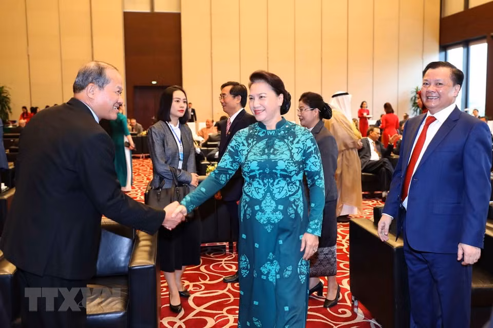 La presidenta de la Asamblea Nacional, Nguyen Thi Kim Ngan) y los delegados al evento (Fuente: VNA)