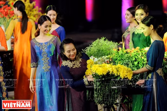 La cantante Vu Dau, artista meritoria, (de púrpura) con 'Orquídea'