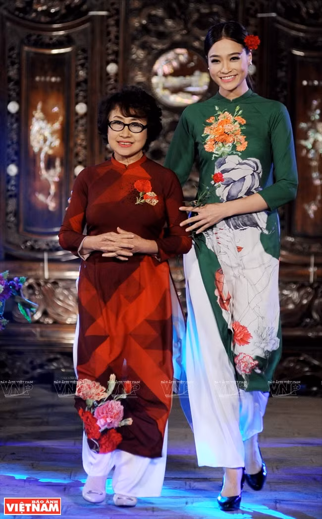 La artista meritoria Kim Tien (con gafas) con un diseño en la colección 'Clavel'