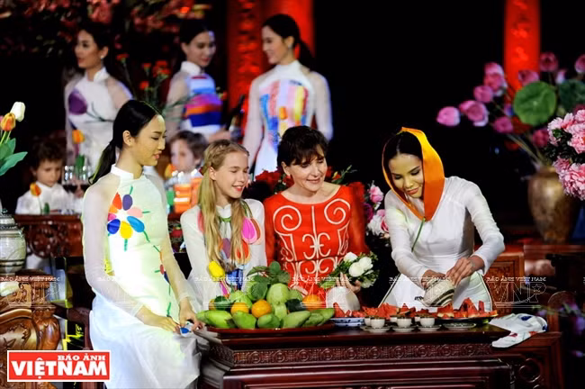 La embajadora italiana, Cecilia Piccioni, en espacio del Tet (Año Nuevo Lunar) tradicional de Vietnam