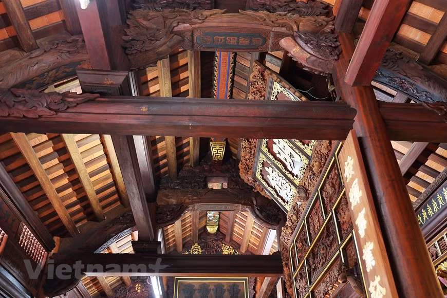 La armazón de las casas de cinco compartimentos está completamente hecha de grandes troncos de madera. Las casas de este estilo están construidas a partir de la conexión de un sistema de vigas (Foto: Vietnam +)