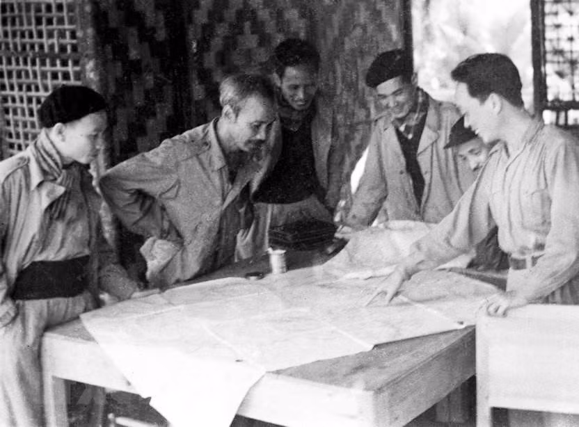 En junio de 1950, el Tío Ho y el Buró Ejecutivo (actual Buró Político) del Comité Central del Partido abogaron por iniciar una gran batalla contra el enemigo en la frontera entre Vietnam y China con el objetivo de destruir una parte importante de la vitalidad del enemigo, liberar parcialmente la frontera, abrir caminos con los países socialistas, así como ampliar y consolidar la base revolucionaria de Viet Bac. (Foto: VNA)