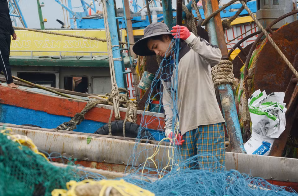 Los pescadores apilan y revisan las redes antes de salir al mar (Fuente: VNA)