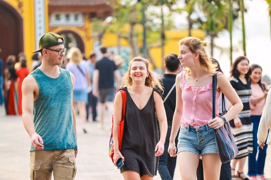 En las famosas atracciones de la capital, los visitantes son recibidos con amabilidad por la gente local. (Foto: Vietnam+)