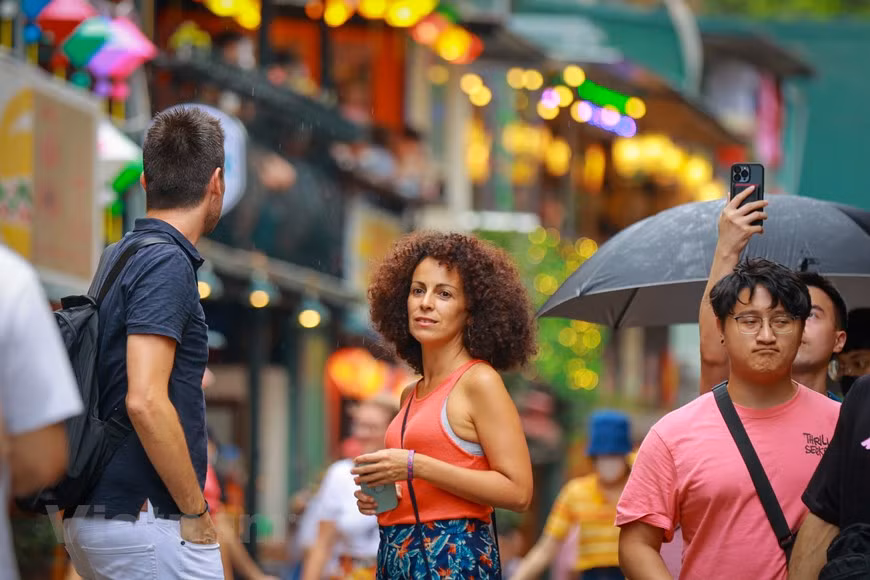 Recientemente, Tripzilla, una revista de viajes con sede en Singapur, publicó un artículo que evalúa a Hanoi como uno de los destinos más seguros del mundo para mujeres viajeras cuando viajan solas. (Foto: Vietnam+)