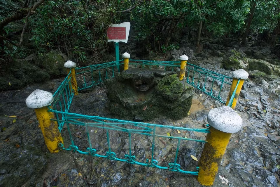 Mesa de piedra, donde el Presidente Ho Chi MInh trabajaba durante su estancia en Pac Bo (Fuente: VNA)