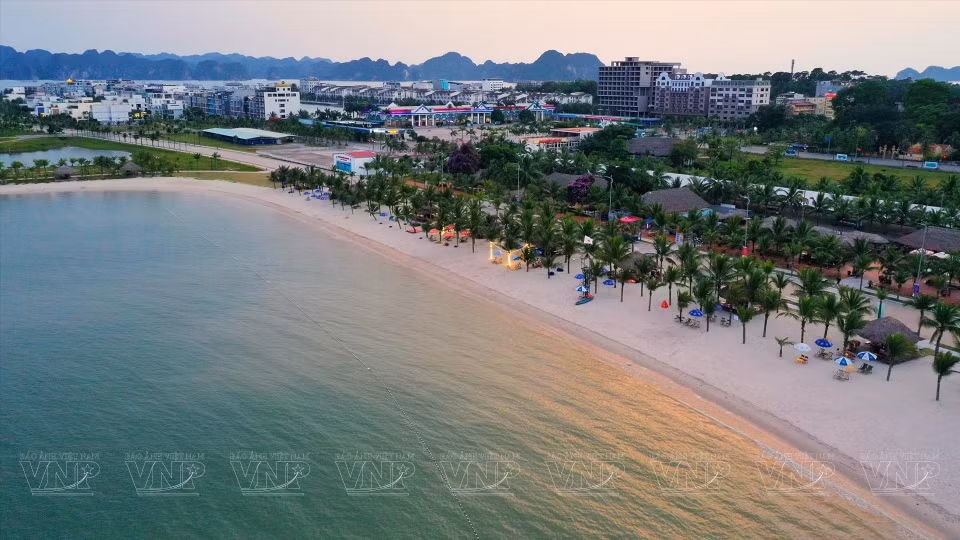Tuan Chau se anuncia como "Isla de las Perlas", con una playa de arena blanca y aguas cristalinas. (Foto: VNP/VNA)