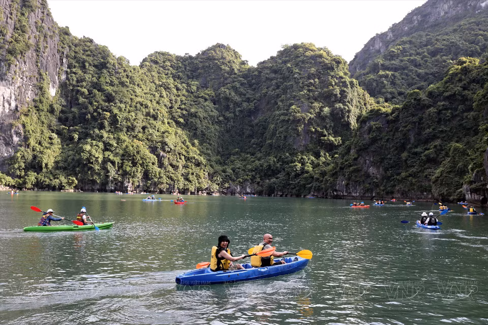 Los visitantes que exploren la bahía de Ha Long en kayak quedan impresionados por su encantadora belleza. (Foto: VNP/VNA)