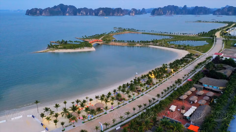 La hermosa playa de Tuan Chau atrae a un gran número de visitantes. (Foto: VNP/VNA)