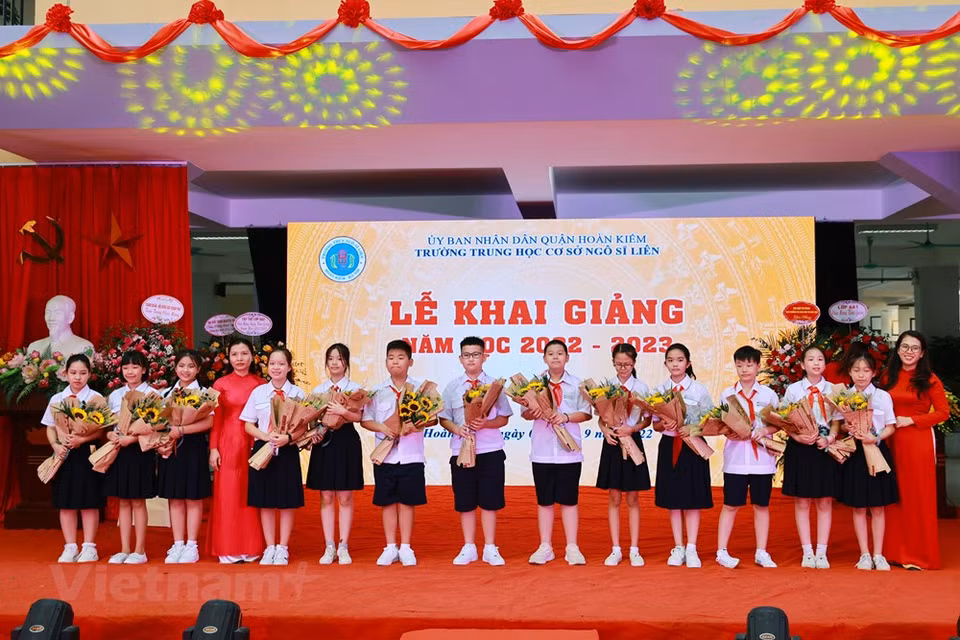 El jefe de Estado destacó los logros alcanzados por los estudiantes vietnamitas en las competiciones olímpicas nacionales e internacionales, contribuyendo a afirmar la posición de la educación de Vietnam en el mundo. Para cumplir con éxito las tareas del ciclo escolar 2022-2023, el mandatario vietnamita urgió al sector educativo a promover más la implementación de la política de renovación fundamental e integral de los programas de educación y la formación en el espíritu de la Resolución del XIII Congreso Nacional del Partido Comunista de Vietnam. Xuan Phuc también pidió perfeccionar el sistema educativo nacional adecuado a cada tipo de formación y reorganizar el sistema de escuelas (Fuente: Vietnam+)