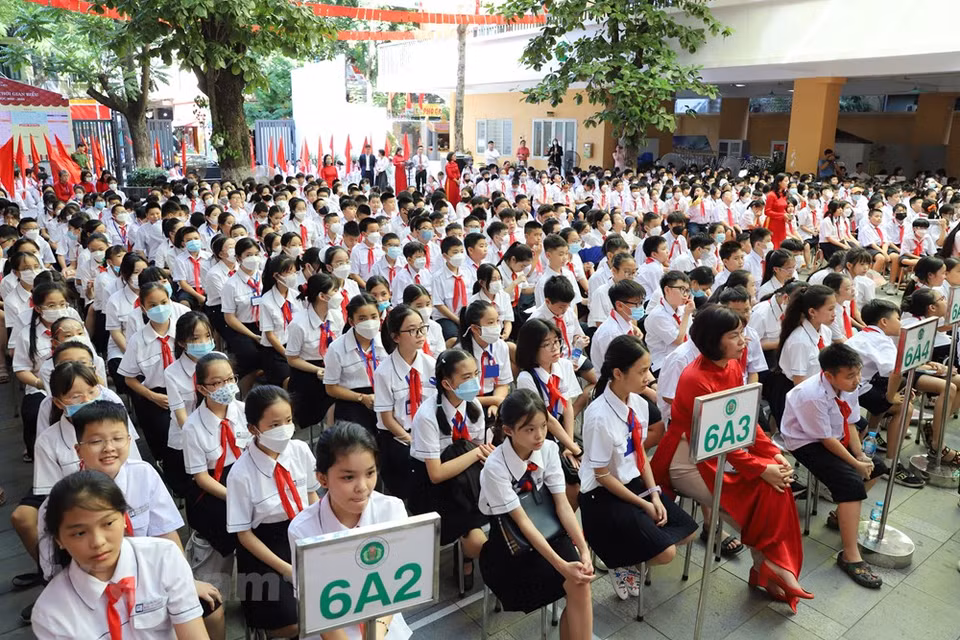 El acto de inauguración del nuevo año académico 2022-2023 en la escuela secundaria de Ngo Si Lien, del distrito de Hoan Kiem de esta capital, contó con una invitada distinguida: la directora general de la UNESCO, Audrey Azoulay, de visita en el país asiático por estos días. Junto a ella, asistieron al acto la jefa de la misión de Vietnam ante la UNESCO, embajadora Le Thi Hong Van; el viceministro de Educación y Formación Ngo Thi Minh; el vicepresidente del Comité Popular municipal de Hanoi Cu Xuan Dung y representantes de los departamentos y sectores. La dirigente de la UNESCO tocó el tambor para abrir el nuevo año académico y manifestó su júbilo por los esfuerzos y los logros alcanzados por esta institución educativa durante el tiempo pasado (Fuente: Vietnam+)