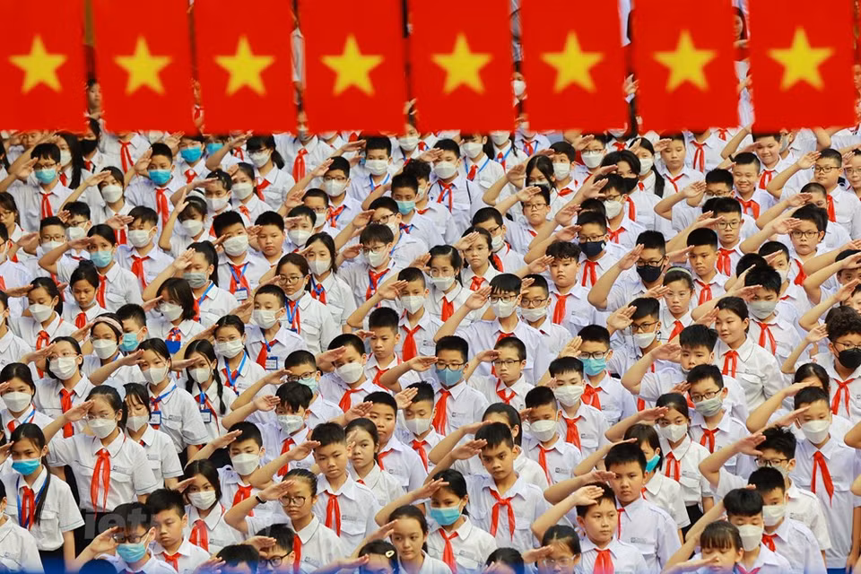 A propósito, Xuan Phuc reconoció el consenso, la determinación, los esfuerzos y logros del sector educativo en el pasado año escolar, y valoró el lema del reglón este año, que se proyecta a la “unidad, creatividad, esfuerzos por cumplir las tareas y objetivos de renovación, consolidando y mejorando la calidad de la educación y formación”. Toda la sociedad debe unirse al sector de la educación, en pos de crear una sociedad civilizada, ordenada y ejemplar, establecer una buena cultura y estándares sociales para que los infantes estudien y sigan; a la par de construir una sociedad del aprendizaje, accesible a todos los niños, incluidos los desfavorecidos, exhortó (Fuente: Vietnam+)