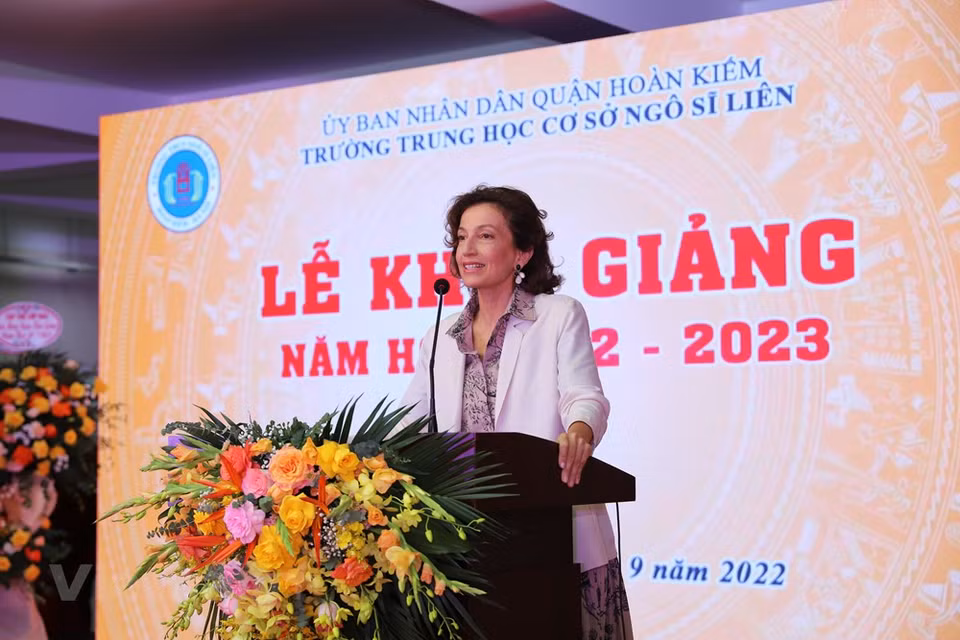 El mandatario vietnamita destacó que la calidad de la educación sigue mejorando y es reconocida y apreciada internacionalmente. La calidad de la enseñanza de Vietnam se elevó cinco escaños, alcanzando el puesto 59 en el ranking mundial en el año 2021, dijo, al comentar que el examen de graduación del bachillerado en 2022 se realizó con éxito. La educación en zonas montañosas, fronterizas, insulares y pobladas por minorías étnicas sigue recibiendo una gran atención y muchas universidades del país se incluyeron en prestigiosas clasificaciones internacionales, subrayó. Además, los excelentes logros que los estudiantes obtuvieron en los Juegos Olímpicos de 2022 han reafirmado una vez más la valentía, la capacidad y la sabiduría de los vietnamitas ante amigos internacionales, resaltó (Fuente: Vietnam+)