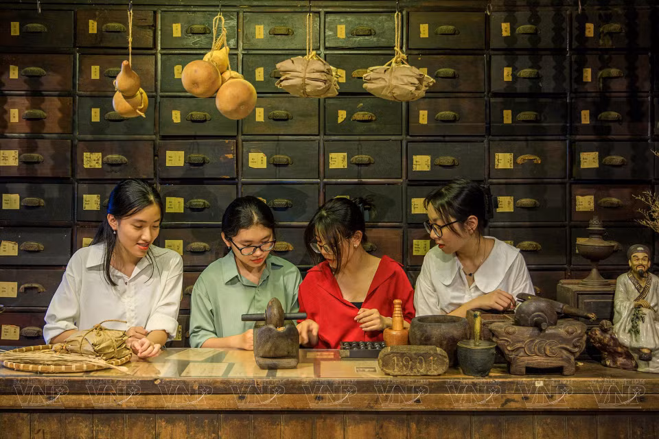 Visitantes experimentan las etapas de carga de medicamentos en la sala de exposición de medicina oriental. (Fuente: Revista Ilustrada Vietnam)