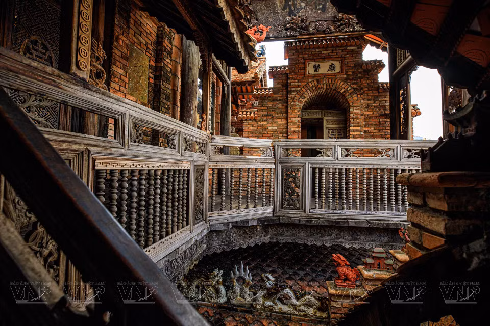 En el Museo se exhiben más de tres mil artefactos preciosos relacionados con la medicina tradicional vietnamita desde la Edad de Piedra hasta la fecha, como cuchillos y herramientas utilizadas para cortar medicinas con una antigüedad de dos mil 500 años, algunos de ellos traídos de la tierra natal del maestro Zen Tue Tinh y el ilustre médico Hai Thuong Lan Ong - Le Huu Trac. (Fuente: Revista Ilustrada Vietnam)