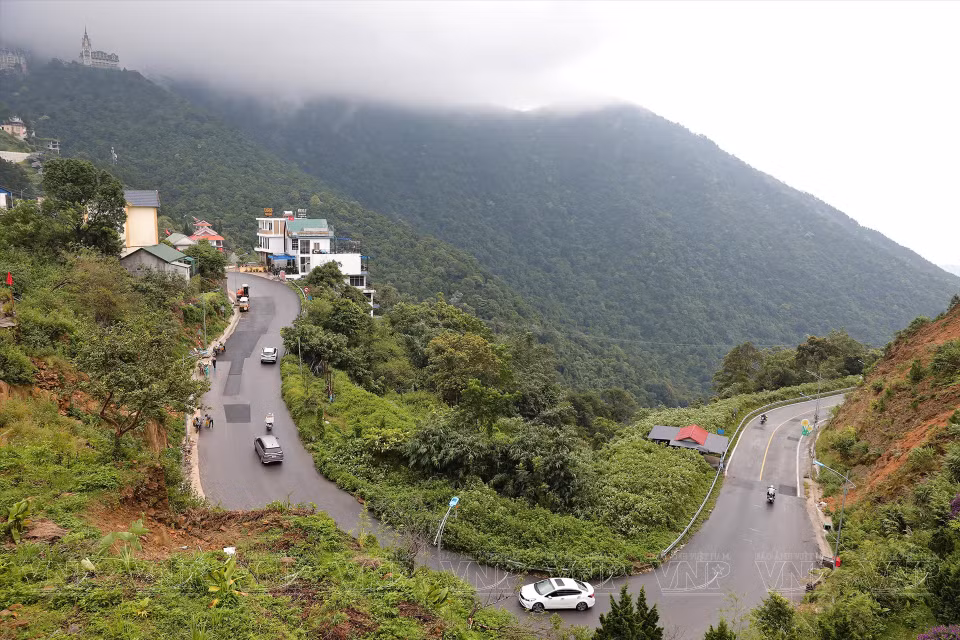 El camino al pueblo Tam Dao es sinuoso, como tiras de seda que cruzan las laderas de las montañas. (Fuente: Revista Ilustrada de Vietnam)