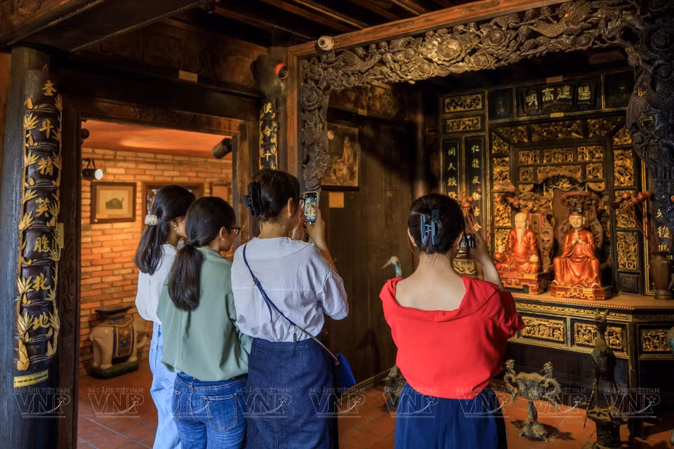 Visitantes recorren el Museo de Medicina Tradicional de Vietnam . (Fuente: Revista Ilustrada Vietnam)