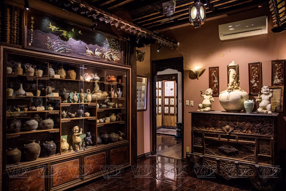 El interior del Museo se aprovecha de una casa antigua en Hanoi. Se transportaron pilares, ladrillos y piedras de esta casa a Ciudad Ho Chi Minh para recrear el estilo arquitectónico del interior. (Fuente: Revista Ilustrada Vietnam)
