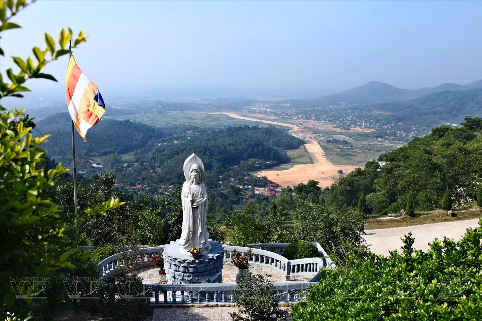 El Truc Lam Tay Thien es uno de los tres monasterios más grandes de Vietnam construido junto al antiguo sitio de reliquias de Tay Thien (Fuente: Revista Ilustrada de Vietnam)