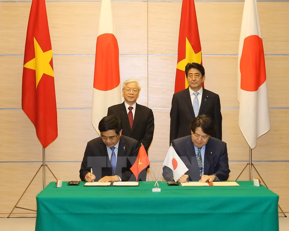 Firma del acuerdo cooperativo entre el Ministerio vietnamita de Agricultura y el japonés de Agricultura, Silvicultura y Acuicultura, ante la presencia de los líderes (Fuente: VNA) 