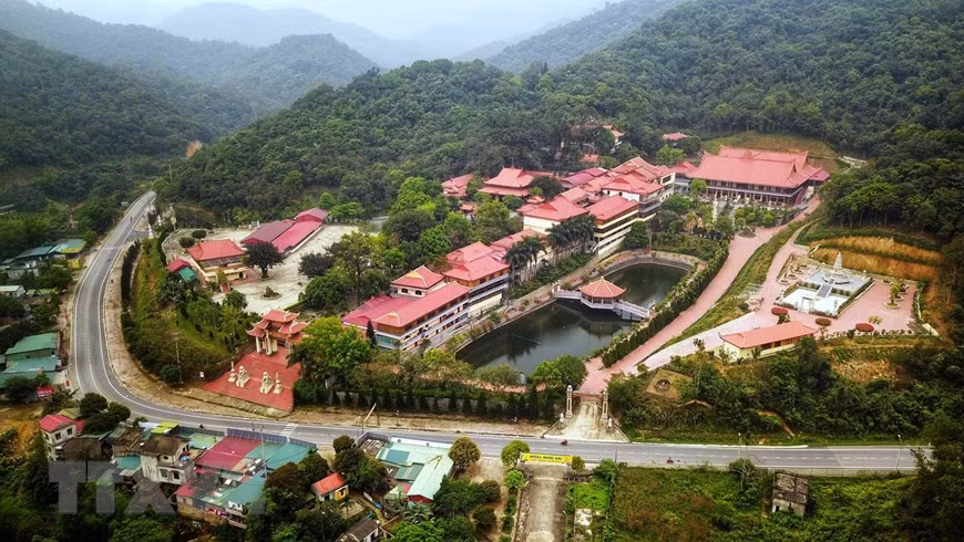 Situado en la montaña Yen Tu, el monasterio Truc Lam Yen Tu (también conocido como pagoda Lan) fue el sitio elegido por el rey Tran Nhan Tong (1258-1308) para realizar sus prácticas religiosas. (Foto: VNA)