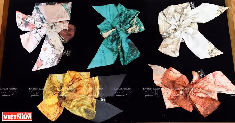 Colección de bufandas de seda de lujo de DeSilk (Foto: VNA)