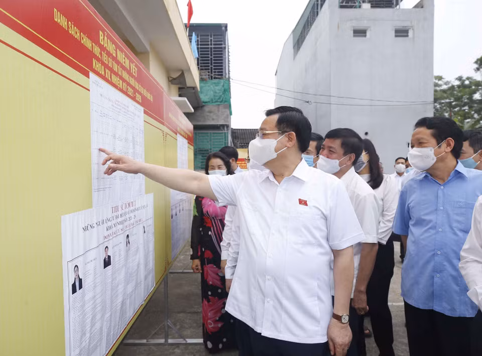 El presidente de la Asamblea Nacional de Vietnam, Vuong Dinh Hue, revisa los preparativos para las próximas elecciones en una circunscripción de la ciudad de Tuyen Quang. (Foto: VNA)