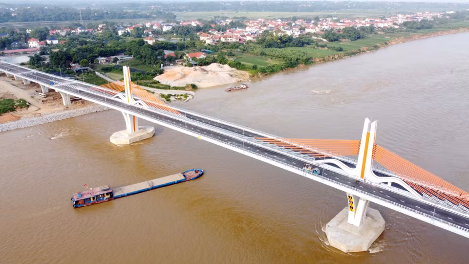 Los segmentos del puente de Vinh Phu se han completado y están listos para su uso en un futuro próximo. Foto: VNA