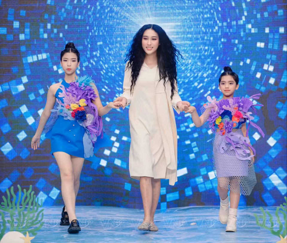 El trabajo principal de Vu Hoang Mai Chau, directora ejecutiva de la Red de Transgénero de Vietnam, es capacitarse en una empresa especializada en modelos infantiles. Foto: VNP