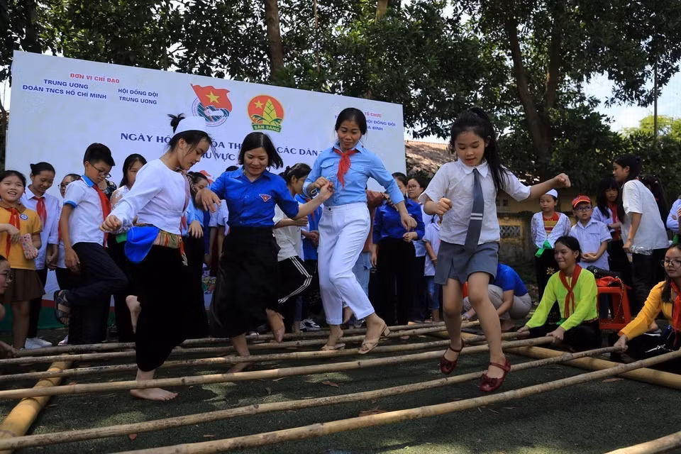 Los niños participan en juegos folclóricos en el Programa de Intercambio Cultural Infantil de las Minorías Étnicas del norte. Foto: VNA
