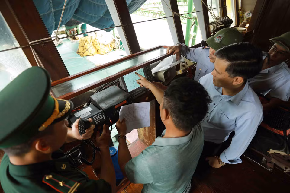 La ciudad de Hai Phong controla el equipo de seguimiento de la pesca de acuerdo con las normas IUU. Foto: VNA