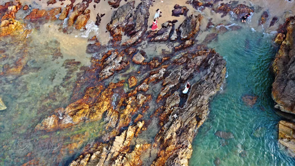 Rocas coloridas en la playa de Da Nhay.